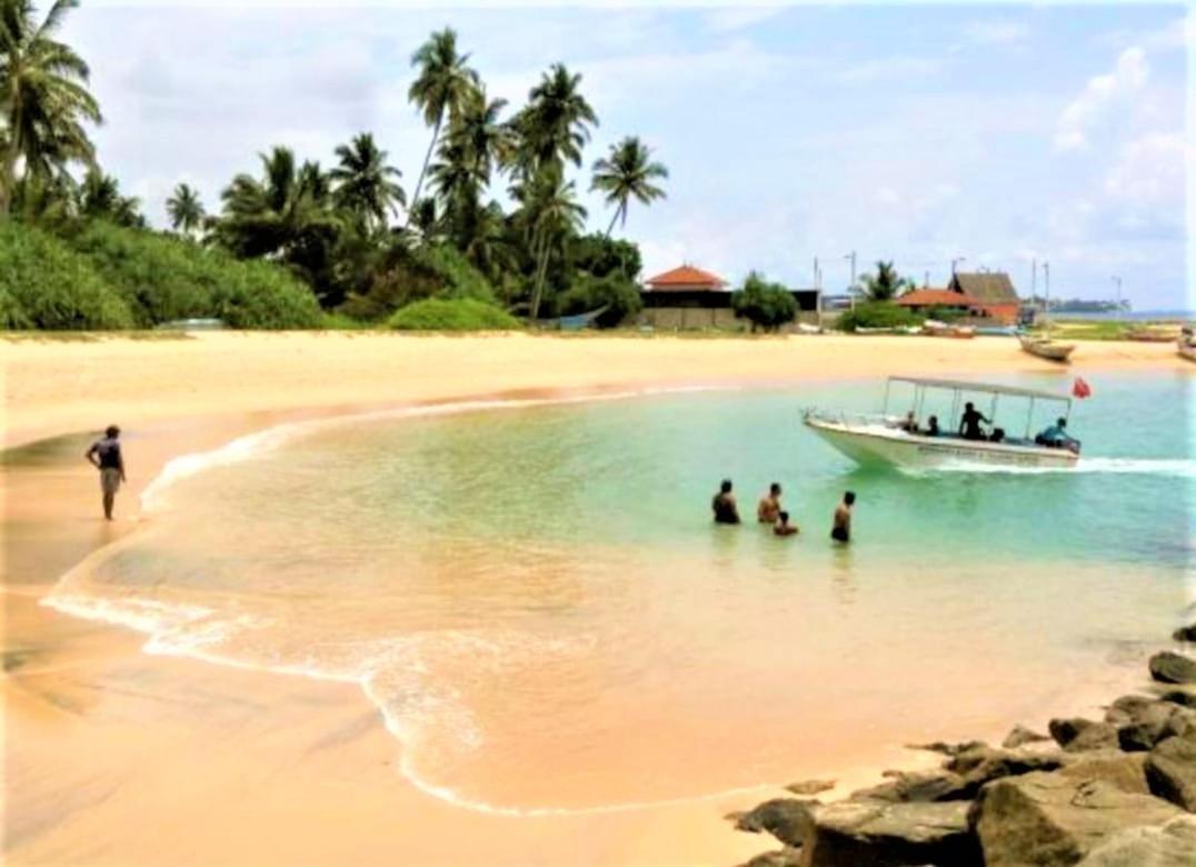 Sea Shell Villa Hikkaduwa 2 Separate Cabanas Ocean Front Villa Exteriör bild