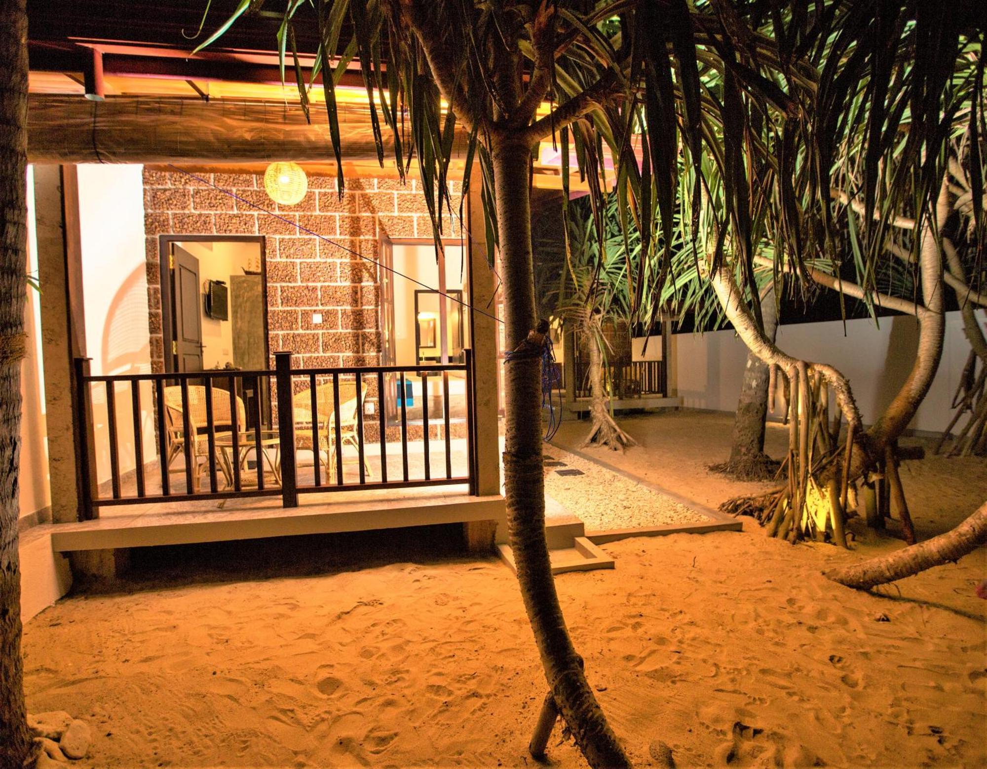 Sea Shell Villa Hikkaduwa 2 Separate Cabanas Ocean Front Villa Exteriör bild