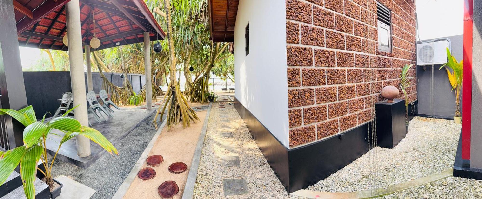 Sea Shell Villa Hikkaduwa 2 Separate Cabanas Ocean Front Villa Exteriör bild