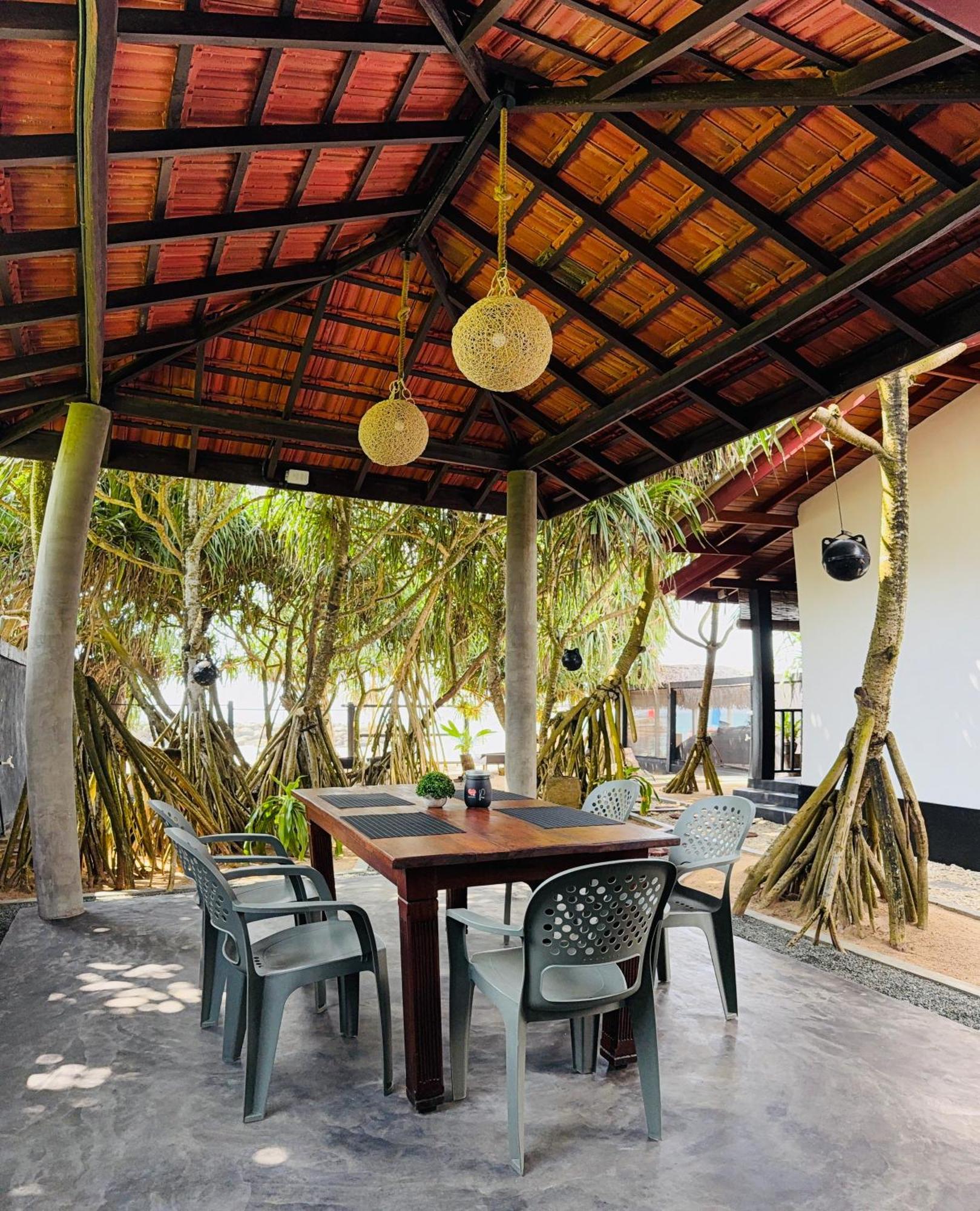 Sea Shell Villa Hikkaduwa 2 Separate Cabanas Ocean Front Villa Exteriör bild