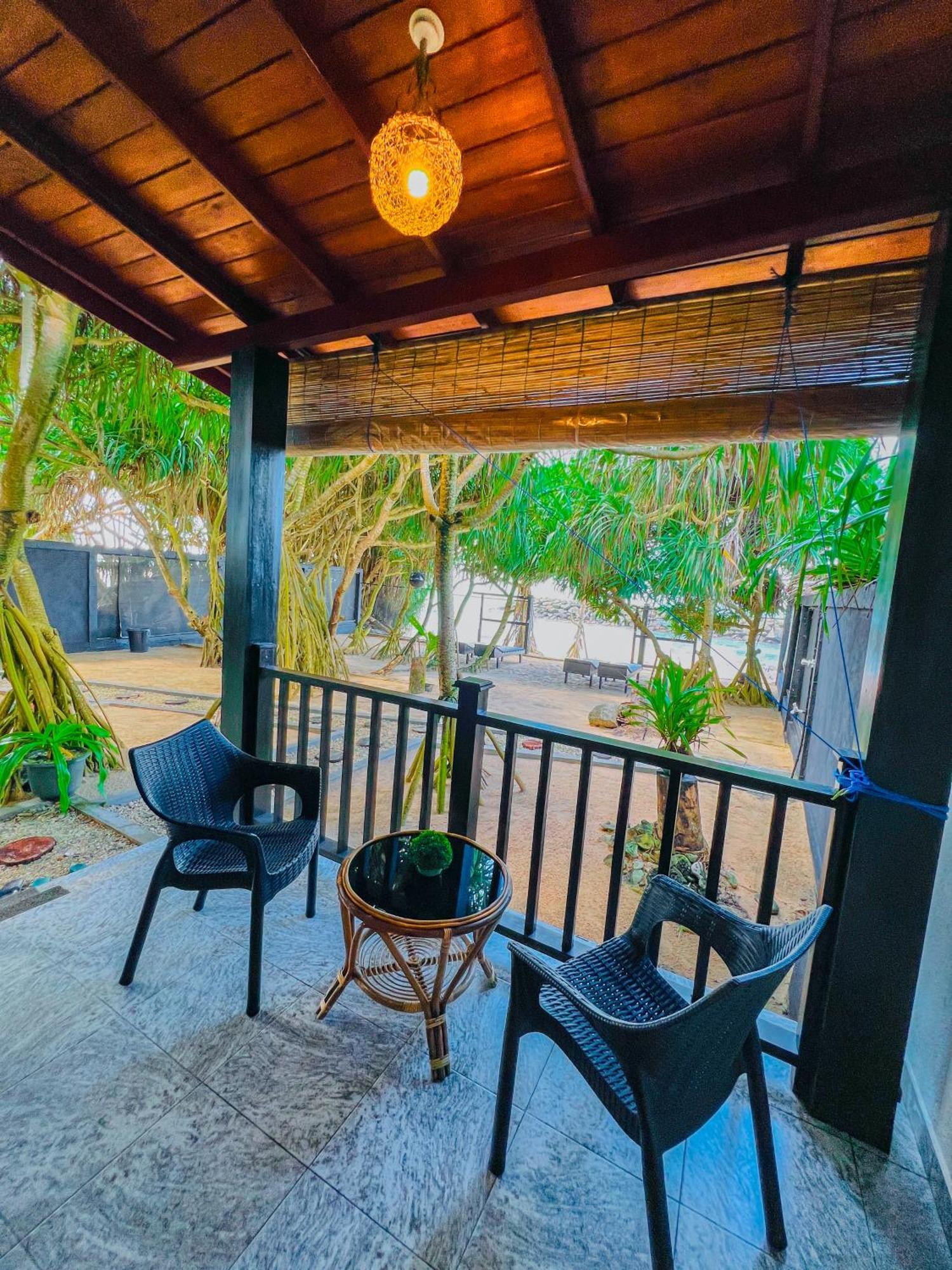 Sea Shell Villa Hikkaduwa 2 Separate Cabanas Ocean Front Villa Exteriör bild